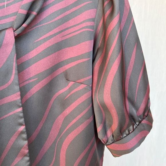 Simons Contemporaine (S) tie-neck short sleeve top in black & burgundy, EUC. - Picture 3 of 13